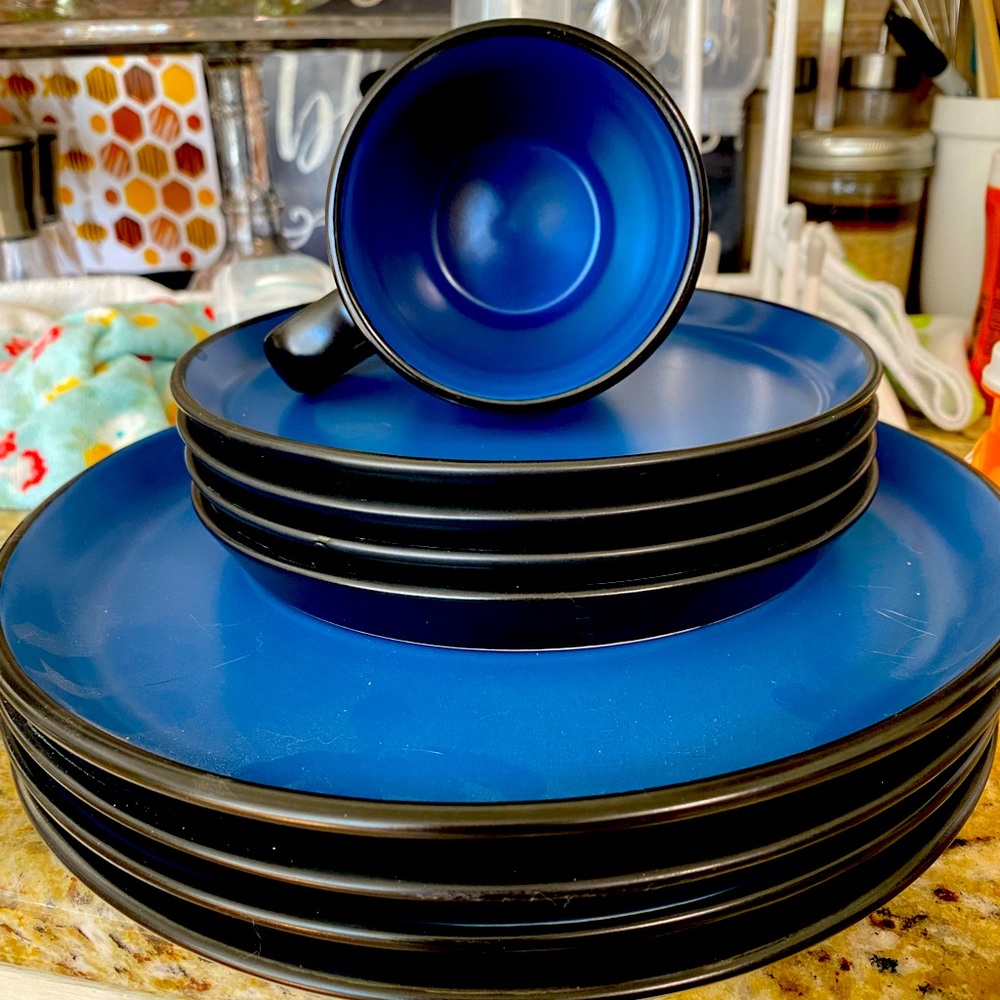 Stone and lane set of 4 dish ware.